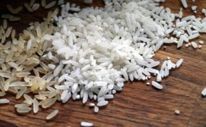 Arroz branco, base alimentar da gastronomia brasileira